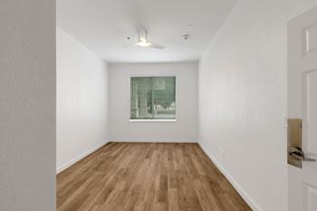 Room with ceiling fan9